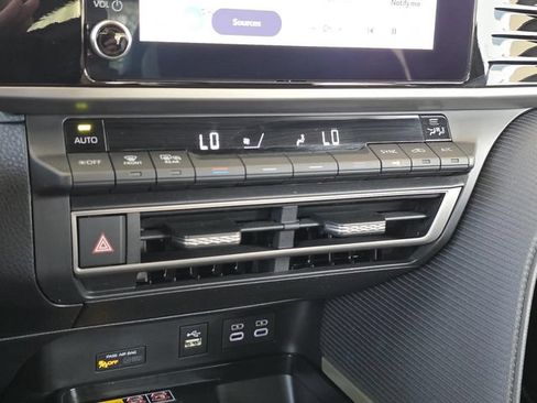 Used 2025 Toyota Camry SE w/ Convenience Package FWD image 18