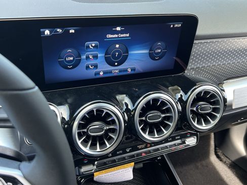 New 2026 Mercedes-Benz GLB 250 4MATIC image 26