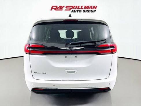 Used 2023 Chrysler Pacifica Touring-L FWD image 6