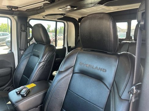 Used 2020 Jeep Gladiator Overland AWD/4WD image 14