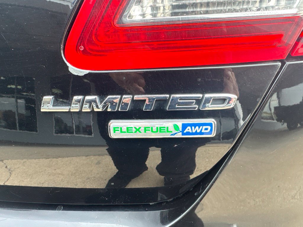 Used 2018 Ford Taurus Limited AWD/4WD image 12