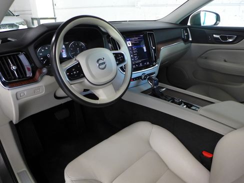 Used 2020 Volvo S60 T5 Momentum image 14