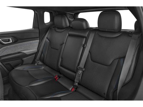 Used 2024 Jeep Compass Latitude w/ Convenience Group AWD/4WD image 9