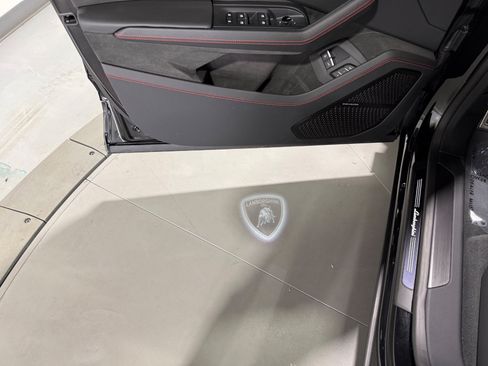 Used 2025 Lamborghini Urus SE AWD/4WD image 24