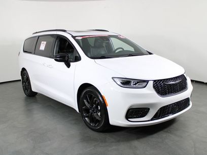 Used 2025 Chrysler Pacifica Limited
