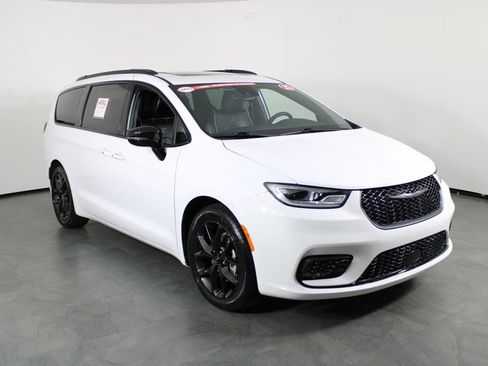 Used 2025 Chrysler Pacifica Limited FWD image 4