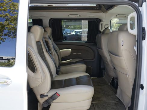 Used 2018 Mercedes-Benz Metris Passenger image 21