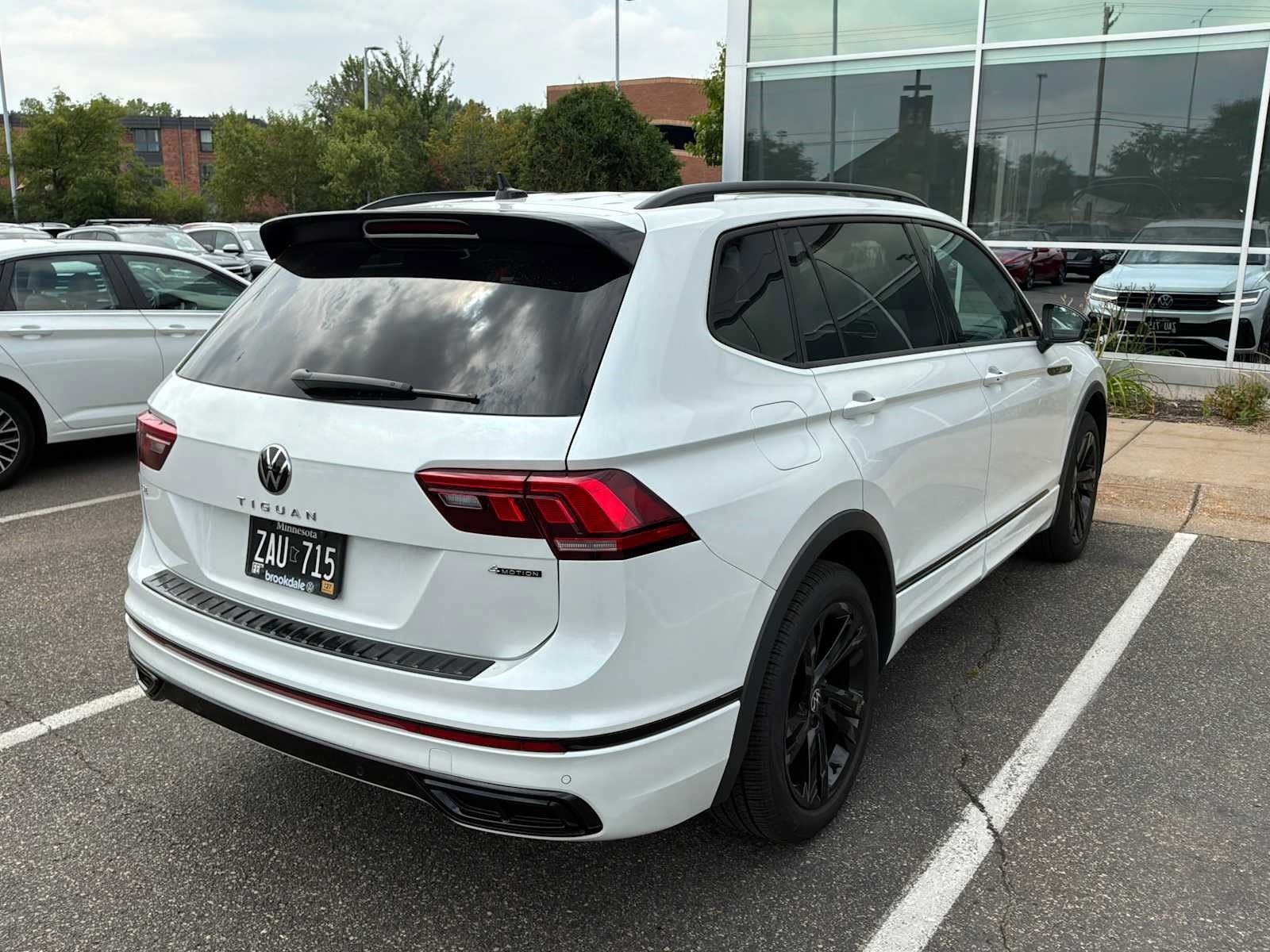 Used 2024 Volkswagen Tiguan SE R-Line AWD/4WD image 3