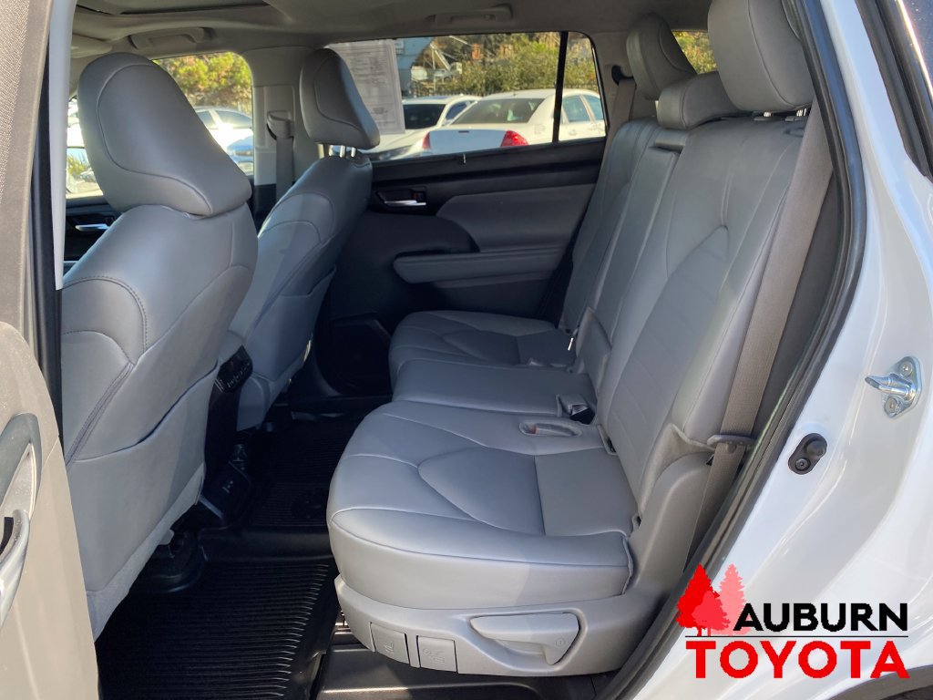 Used 2024 Toyota Highlander XLE AWD/4WD image 18