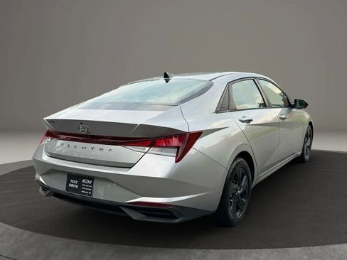 Used 2021 Hyundai Elantra SEL w/ Convenience Package image 3