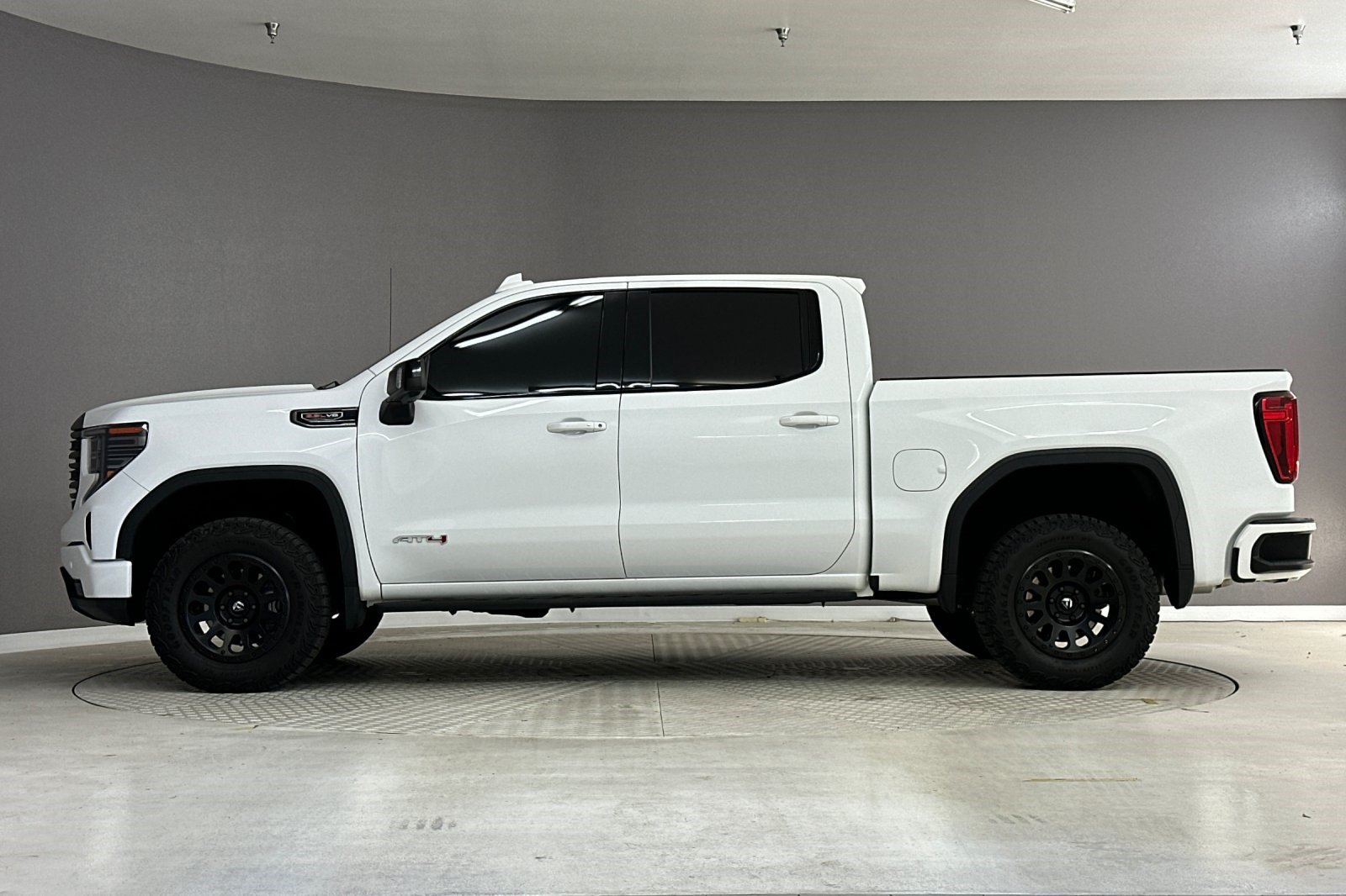 Used 2023 GMC Sierra 1500 AT4 w/ Technology Package AWD/4WD image 2