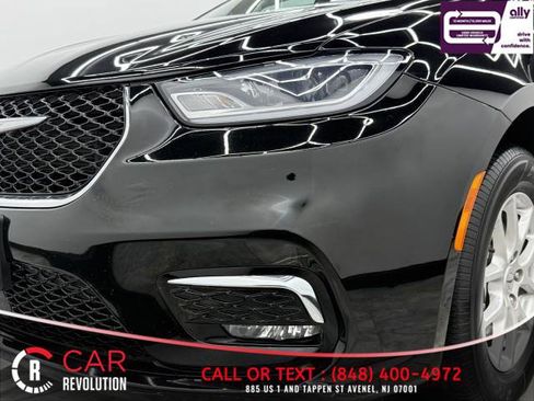Used 2024 Chrysler Pacifica Touring-L FWD image 71