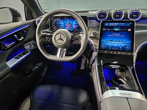 Used 2025 Mercedes-Benz GLC 300 4MATIC image 9