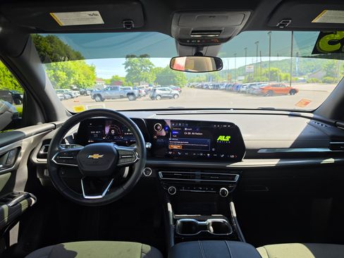 Used 2025 Chevrolet Traverse LT w/ Sun and Wheel Package FWD image 14