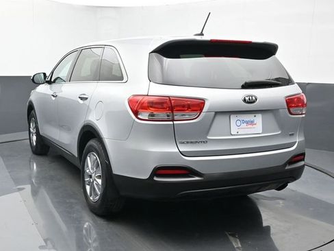 Used 2017 Kia Sorento L image 3
