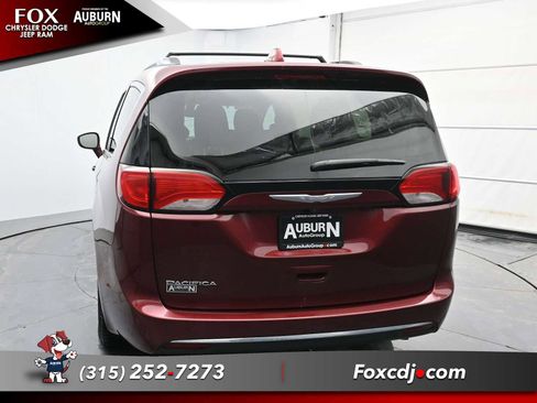 Used 2018 Chrysler Pacifica Touring-L image 12