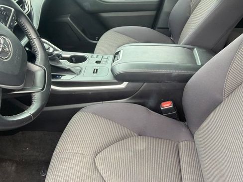Used 2023 Toyota Highlander LE FWD image 8