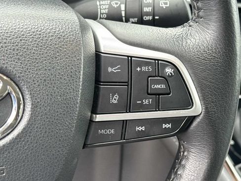 Used 2024 Toyota Sienna XLE FWD image 24