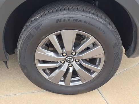 Used 2025 Nissan Pathfinder SV FWD image 33