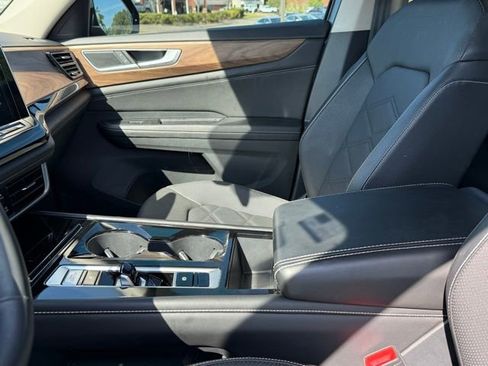 Used 2024 Volkswagen Atlas SE image 24