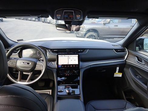 New 2025 Jeep Grand Cherokee Limited image 14