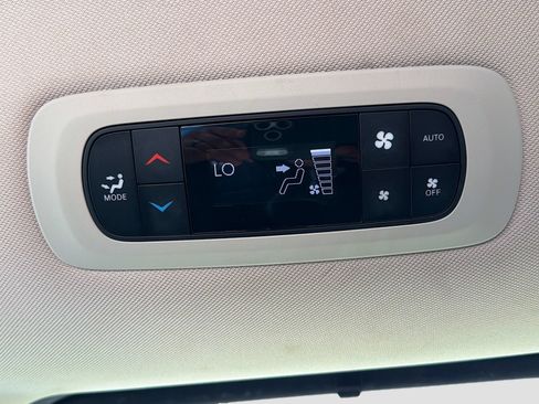 Used 2023 Chrysler Pacifica Touring-L FWD image 24