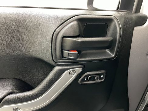Used 2018 Jeep Wrangler Sahara w/ Connectivity Group AWD/4WD image 19