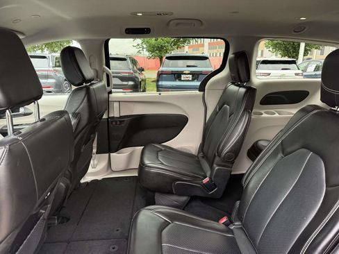 Used 2024 Chrysler Pacifica Touring-L FWD image 14