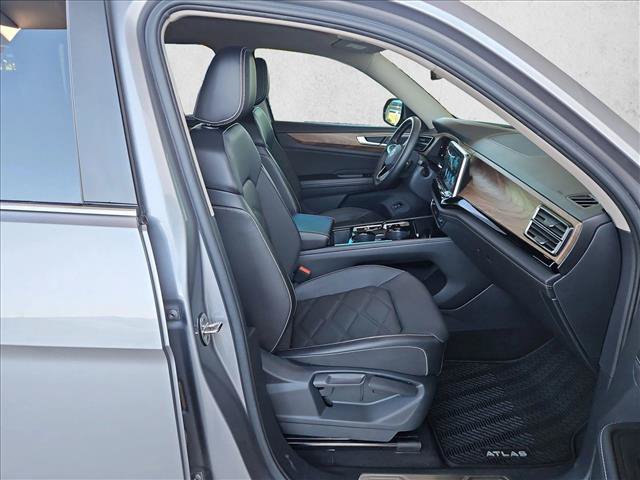 Used 2024 Volkswagen Atlas SE w/ Panoramic Sunroof Package FWD image 23