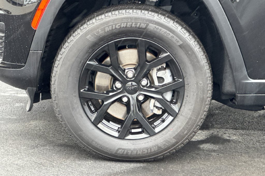Used 2024 Jeep Grand Cherokee L Altitude RWD image 33