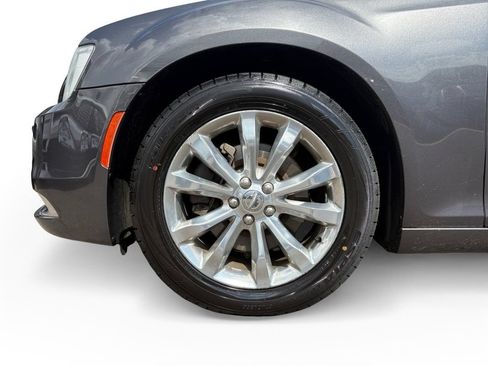 Used 2019 Chrysler 300 Limited AWD/4WD image 9
