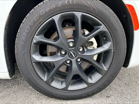 Used 2025 Chrysler Pacifica Limited FWD image 9