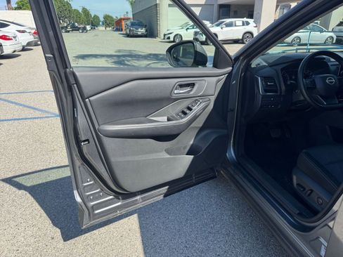 Used 2025 Nissan Rogue SV FWD image 18