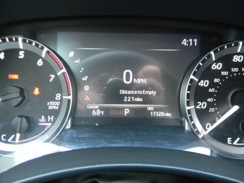 Used 2023 Toyota Highlander XLE AWD/4WD image 10