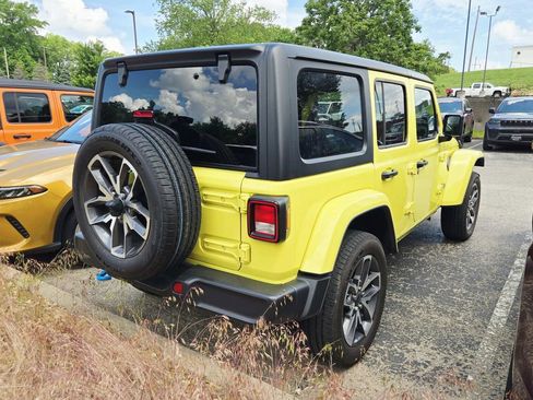 Used 2024 Jeep Wrangler Unlimited w/ Convenience Group AWD/4WD image 2