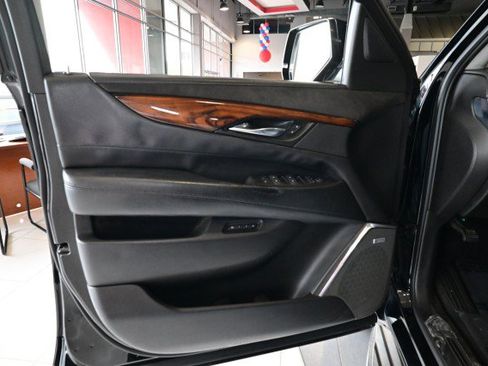 Used 2015 Cadillac Escalade Luxury AWD/4WD image 16