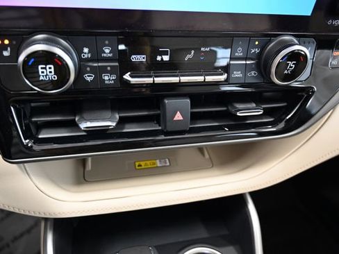 Used 2023 Toyota Highlander XLE AWD/4WD image 19