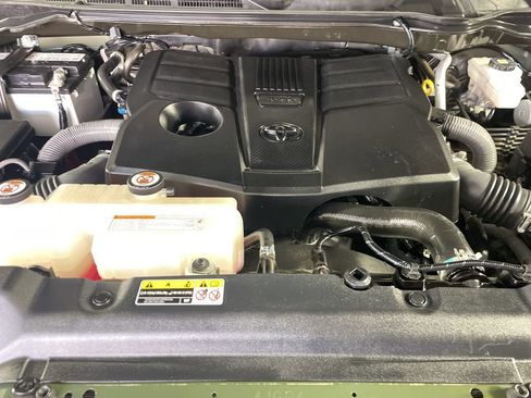 Used 2022 Toyota Tundra SR5 w/ SR5 Convenience Package AWD/4WD image 10