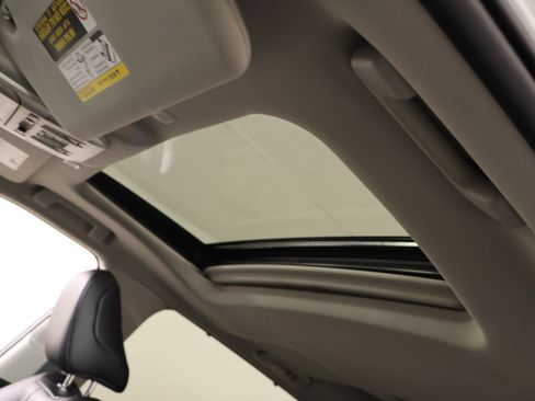 Used 2024 Toyota Highlander XLE FWD image 16
