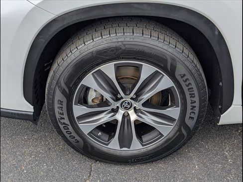 Used 2023 Toyota Highlander XLE image 24