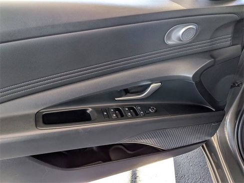 Used 2025 Hyundai Elantra Limited image 8