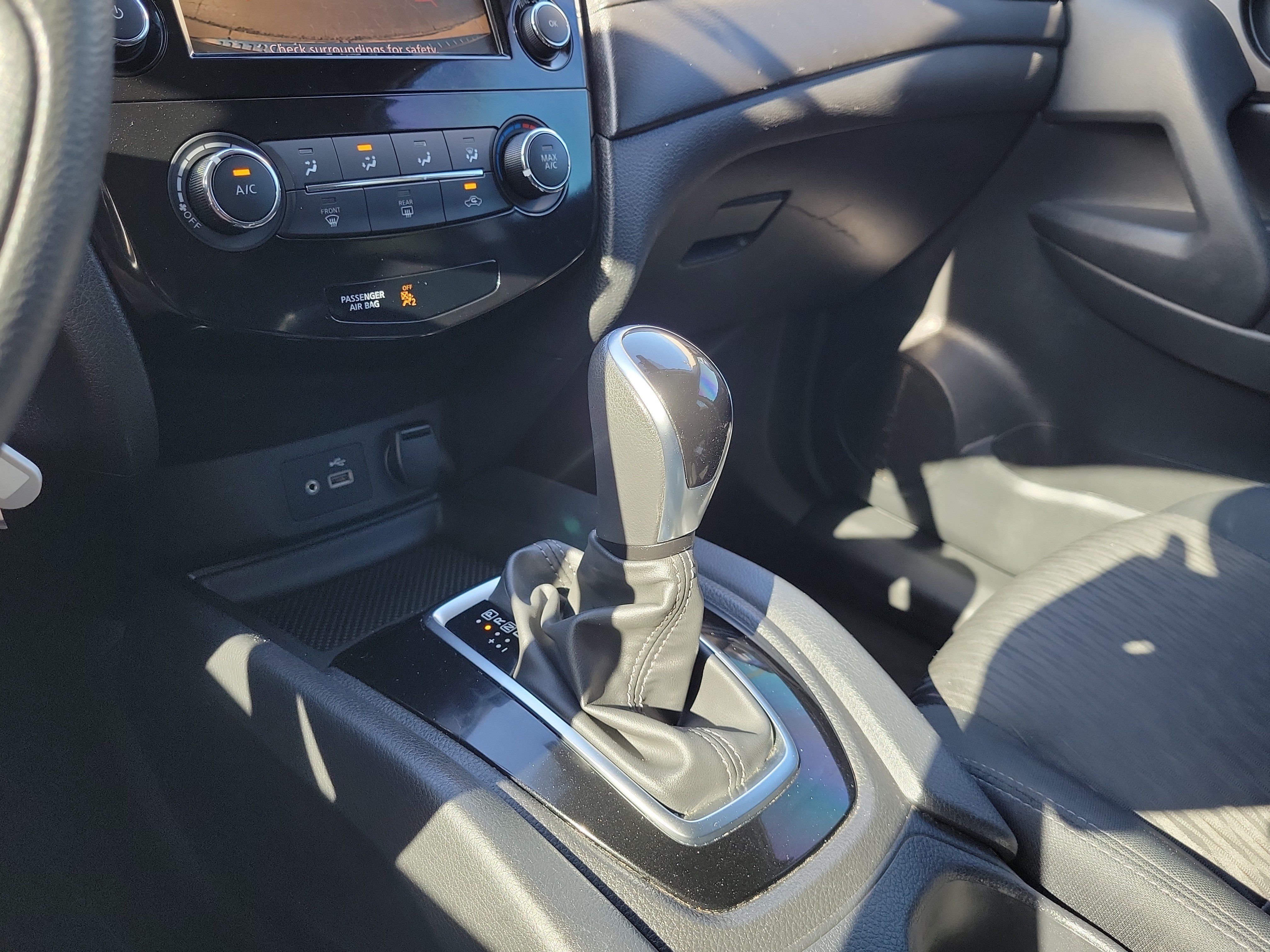 Used 2020 Nissan Rogue S FWD image 28