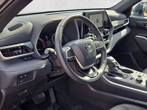 Used 2025 Toyota Highlander XSE AWD/4WD image 10