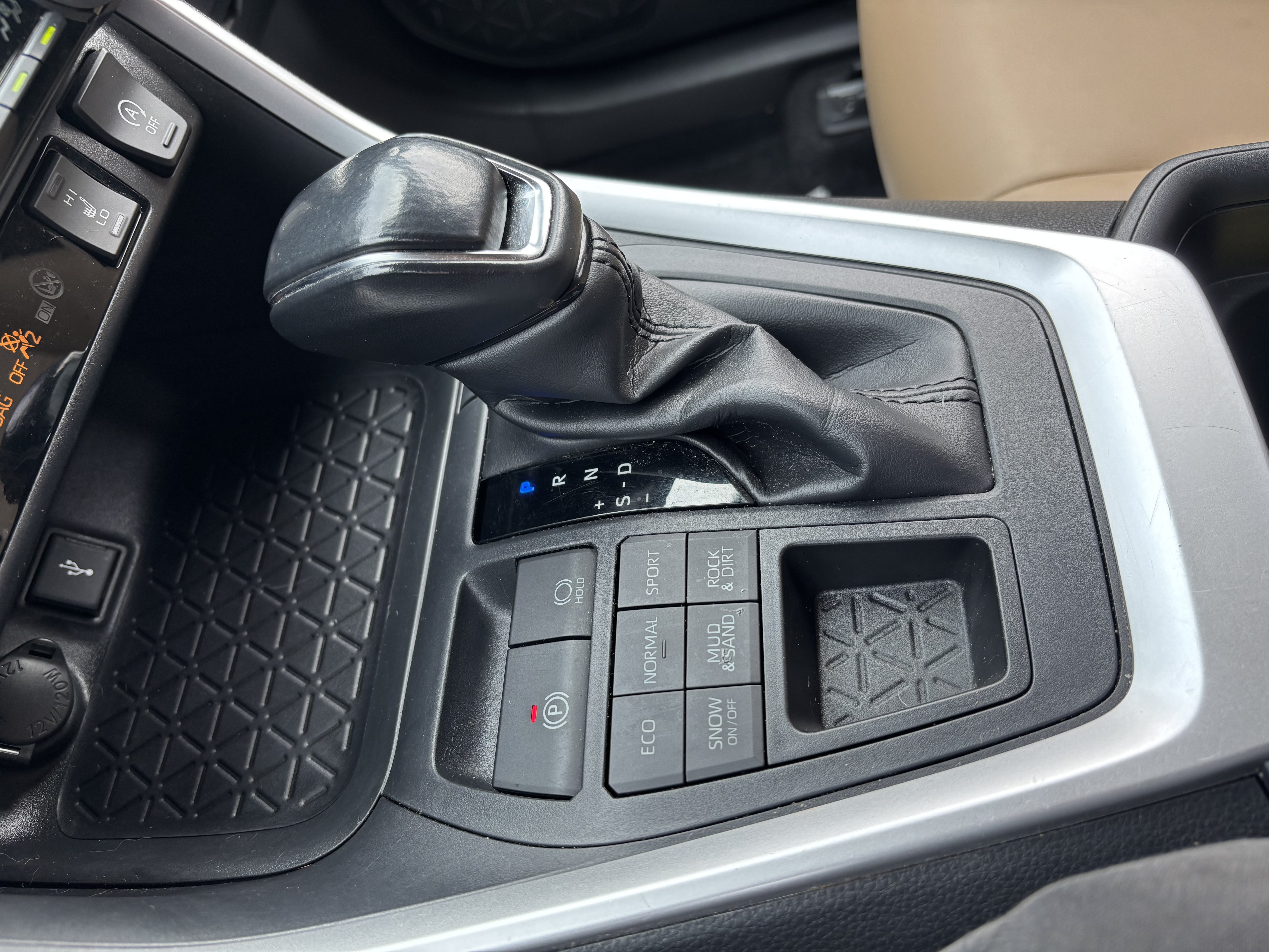Used 2020 Toyota RAV4 XLE Premium AWD/4WD image 24
