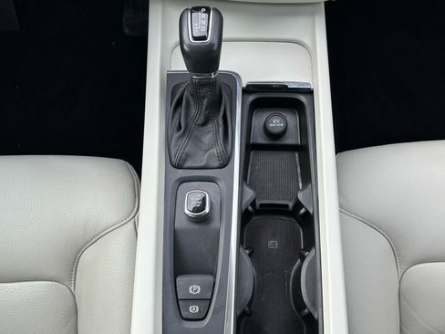 Used 2018 Volvo XC60 T5 Momentum w/ Vision Package image 26