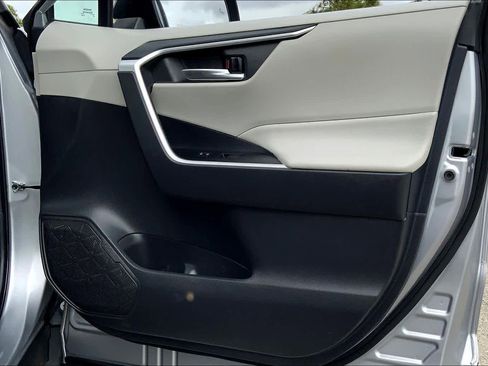 Used 2021 Toyota RAV4 XLE image 22