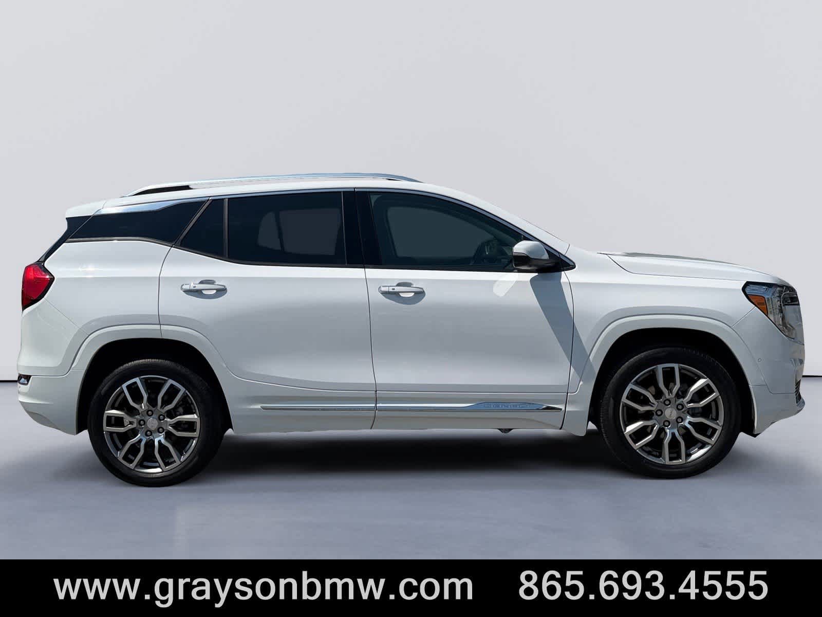 Used 2023 GMC Terrain Denali w/ Denali Premium Package AWD/4WD image 2