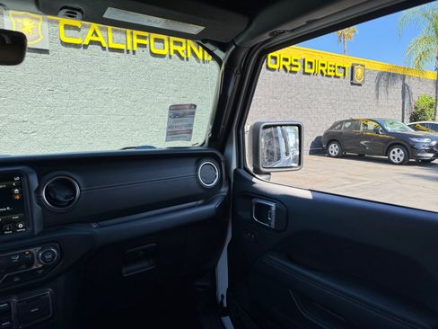 Used 2022 Jeep Wrangler Unlimited Sahara AWD/4WD image 22