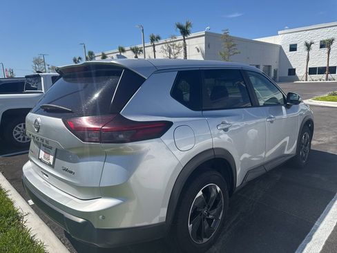 Used 2024 Nissan Rogue SV image 5