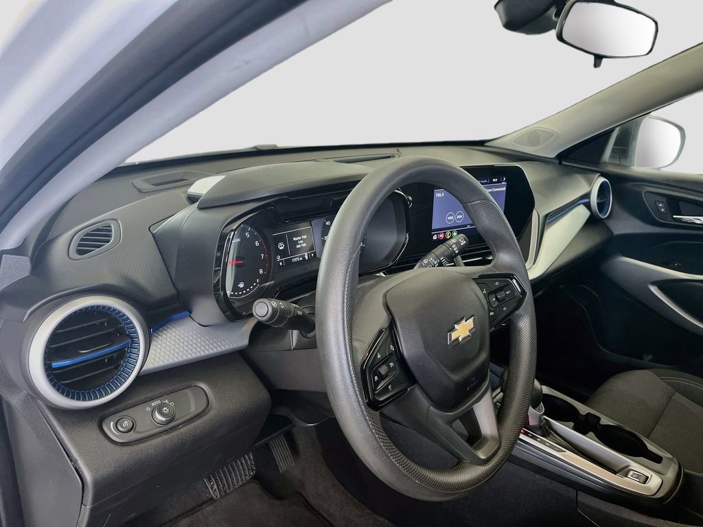 Used 2025 Chevrolet Trax LS w/ Driver Confidence Package FWD image 9